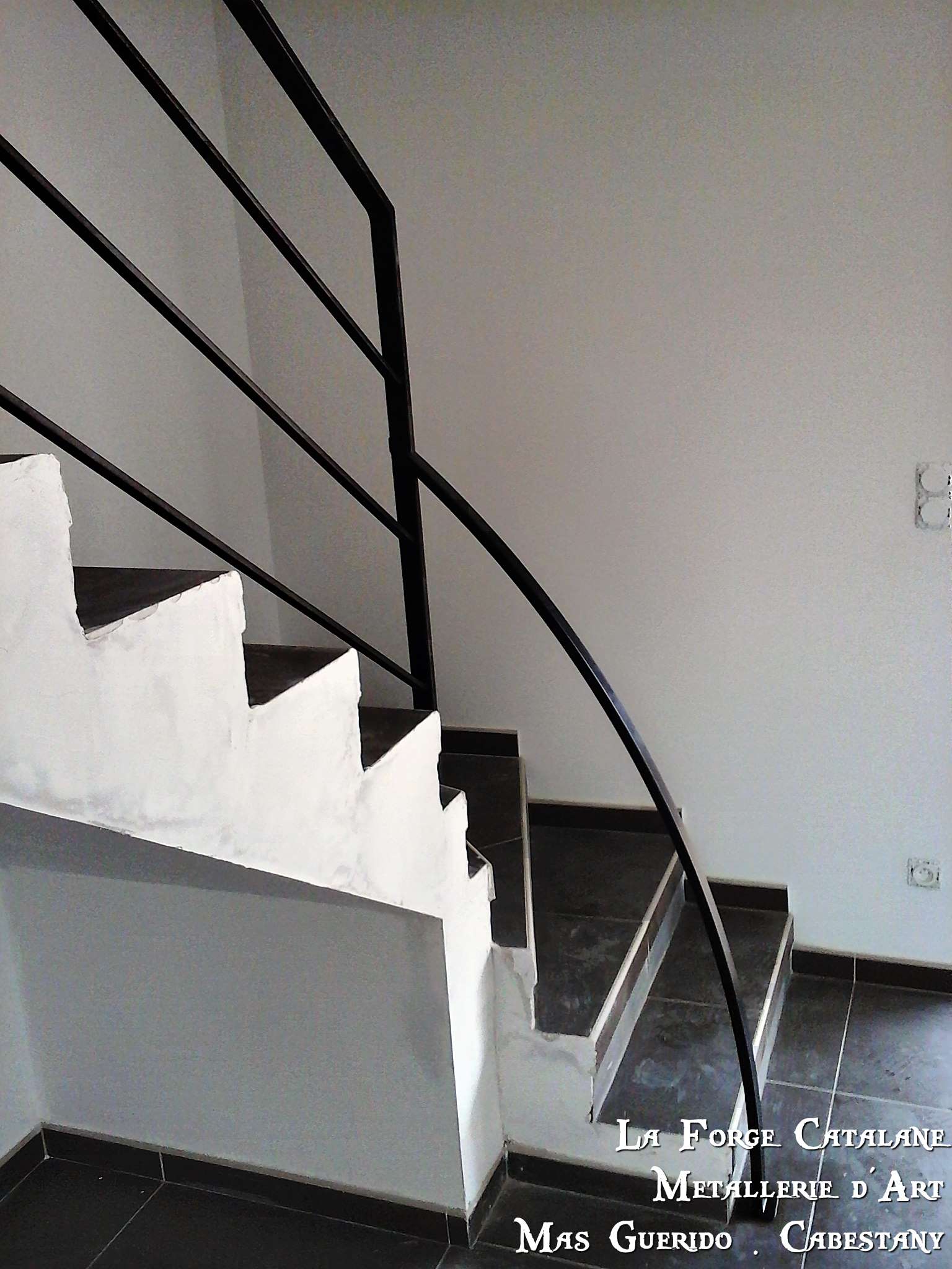 detail poteau depart rampant 3 lisses horizontales fer forge catalane 2.jpg